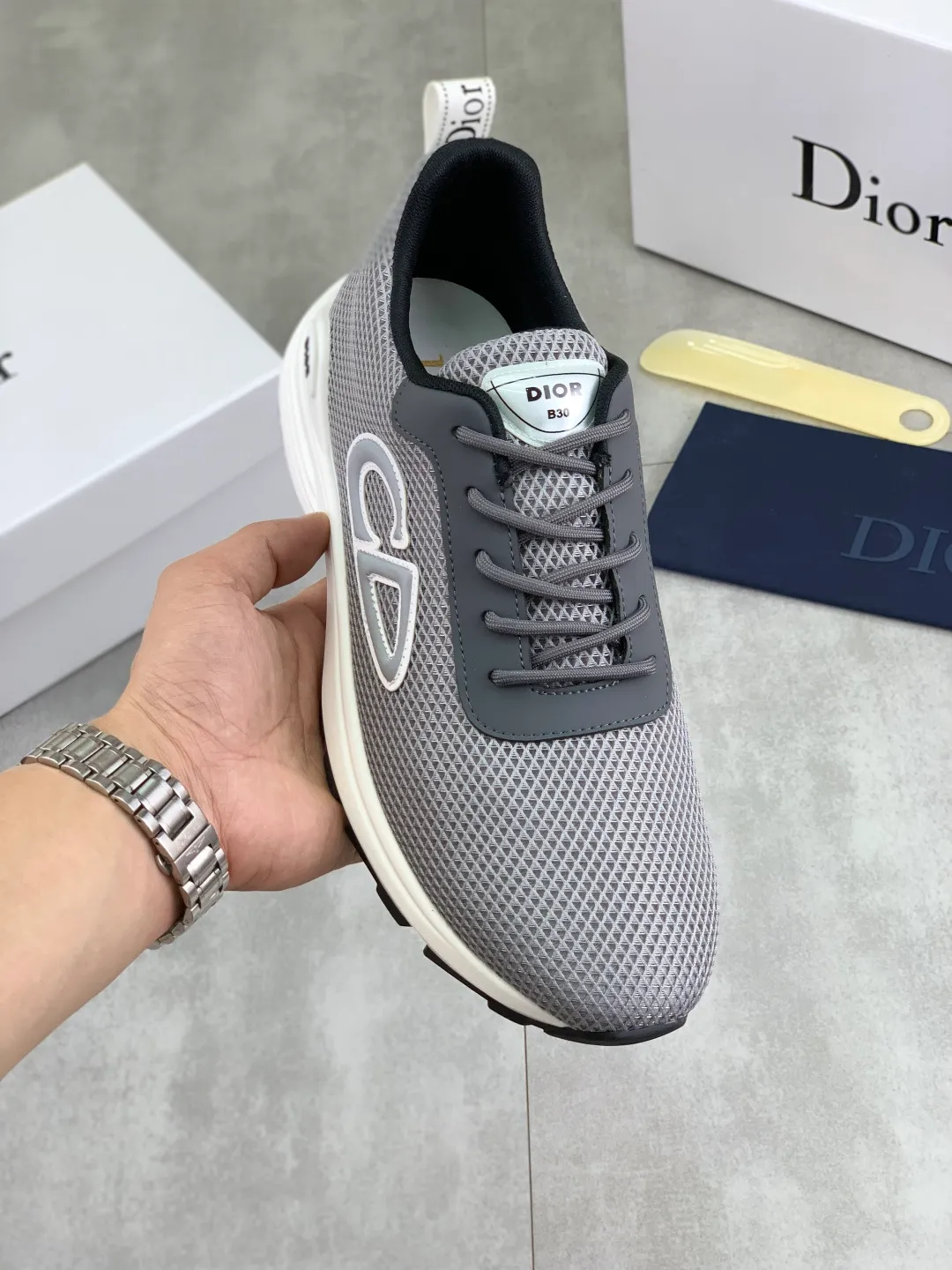 Men's Men's Shoes 💰P420 New Dior Chrono Fly Knit Shoes 2025 New B30 Series, in white and black fly knit series. Both sides are decorated with computer-printed CD logo, star patch on the tongue and Dior logo on the heel. Many details highlight the style. The interior is matched with the original color matching mesh, and the interior of the body is supported by low-temperature shaping sheets, and is filled with light feather cotton to keep the interior full and soft against the feet. The exclusive open-molded outsole adopts a one-piece molding process, so there is no need to worry about problems such as the opening and falling of sole decorative accessories. It is light and comfortable to wear, yet strong and wear-resistant. The two-color shoelaces are accessorized with exquisite metal five-pointed star pendants, creating a high-end, trendy and casual look at all times. Color: white black gray blue code number: 38-44